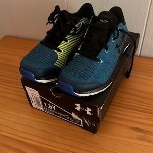 New boys sz 1.5y  Under Armour sneakers